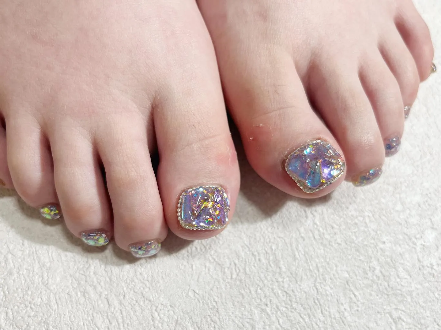 フットネイルはキラキラに！