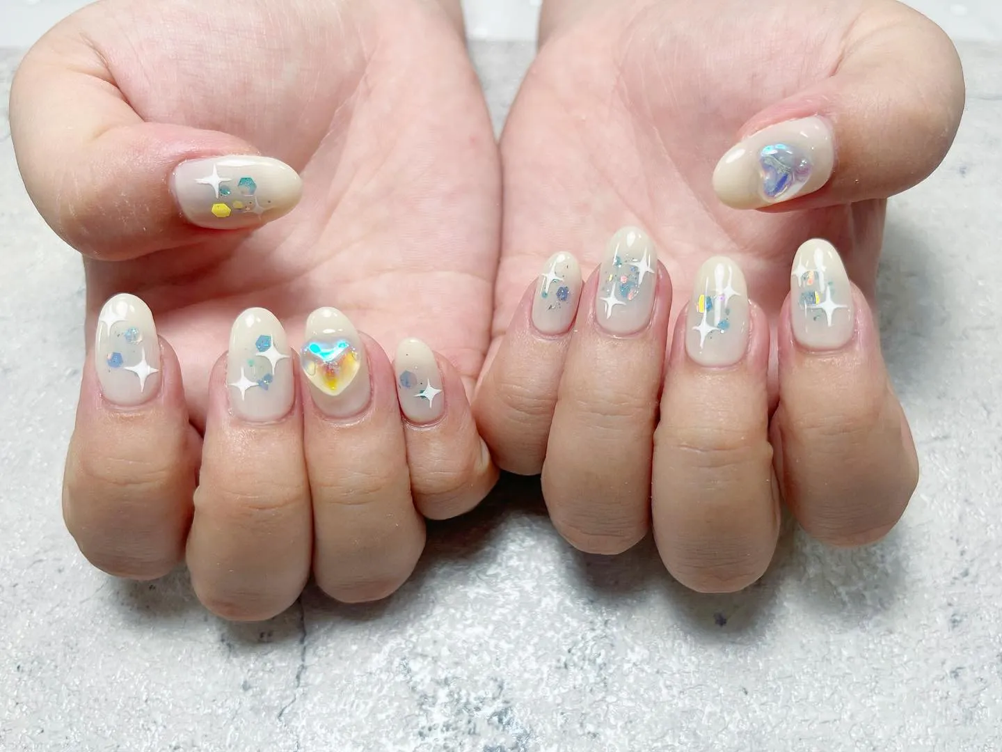 人気のキラキラネイル！